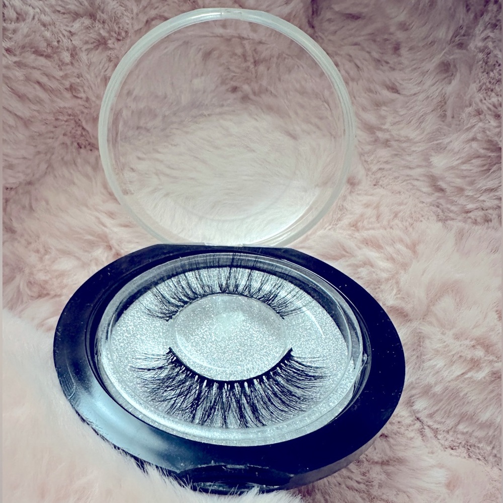 Fluffy strip lashes